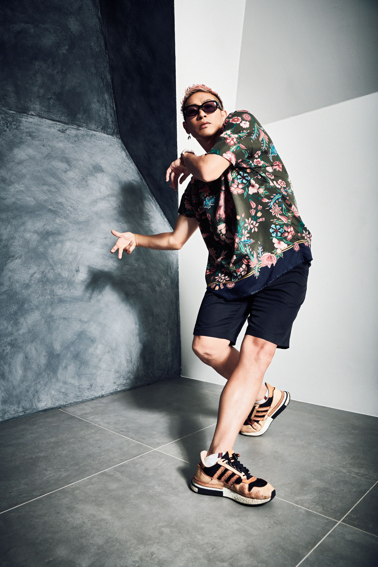 Tomohiko Tsujimoto  /  辻本知彦 for  ELLE Japon ＊  Hair&Make up : Motoko Suga(Hoshino Office)